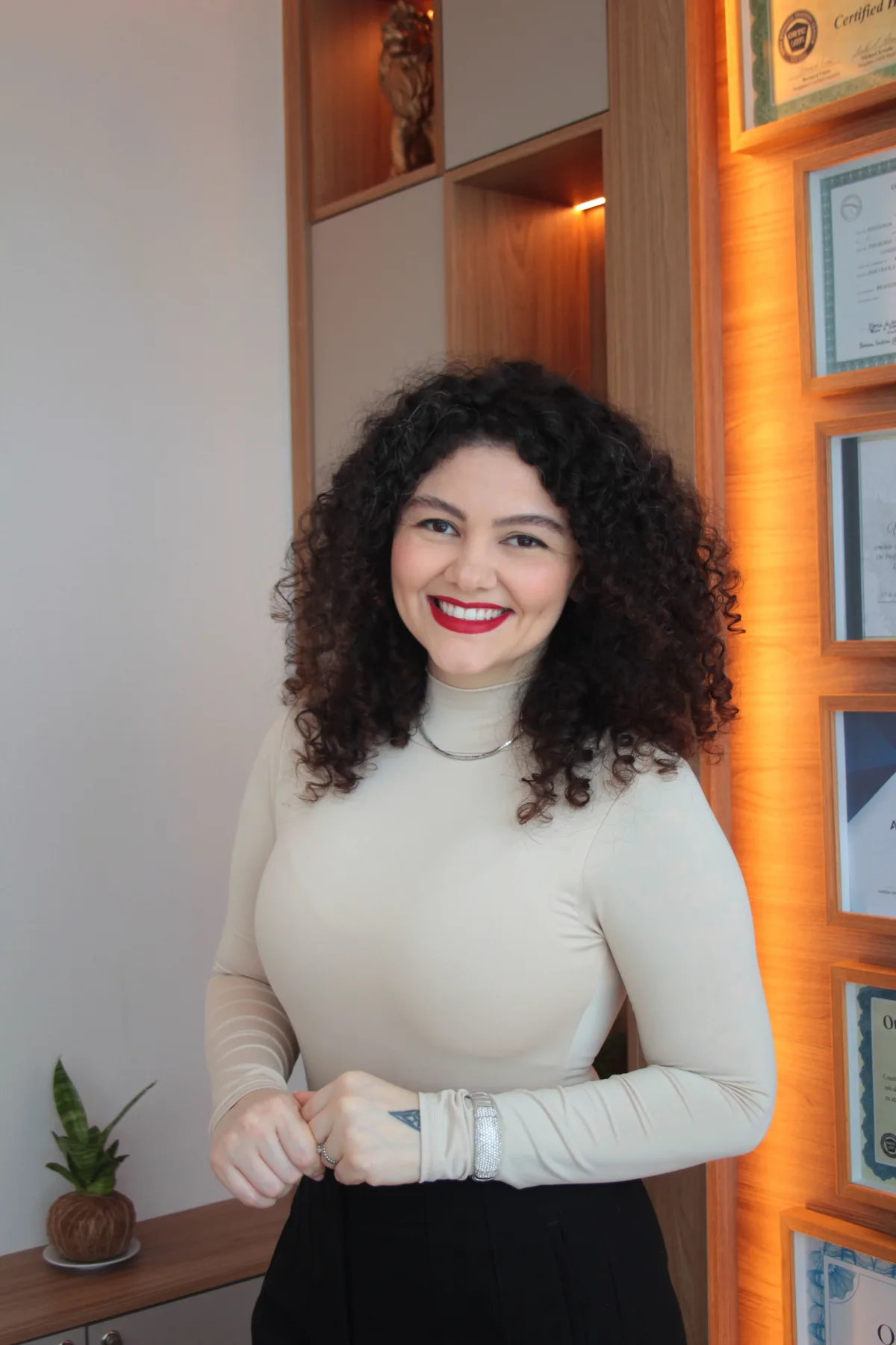 Vanessa Albuquerque, hipnoterapeuta da VCare Essence, foto editorial em ambiente da clínica
